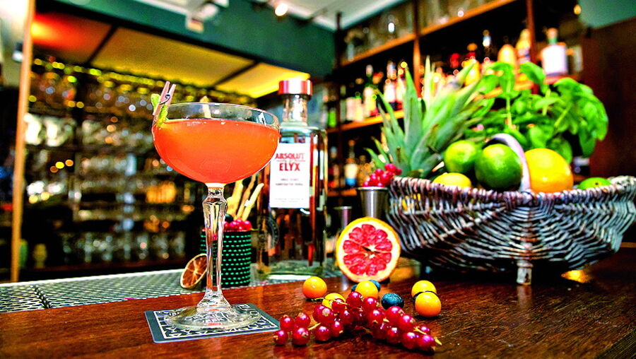 Maus Hábitos, no Porto, criou um cocktail chamado 'Sexta'