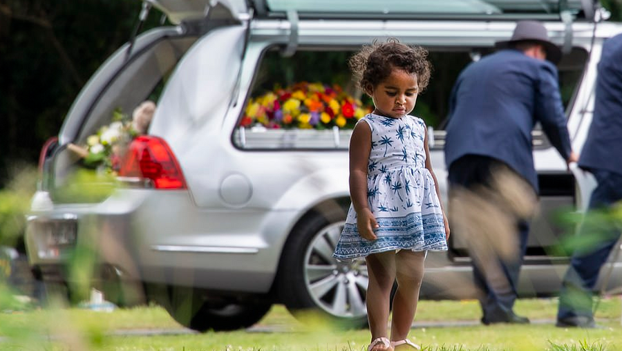 A foto que está a comover o mundo: criança triste no funeral de menino de três anos